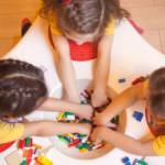 Atividades simples e divertidas para o desenvolvimento infantil em casa, por Sidnei Piva de Jesus.