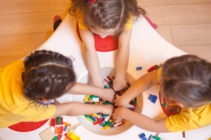 Atividades simples e divertidas para o desenvolvimento infantil em casa, por Sidnei Piva de Jesus.