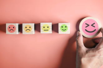 Lawrence Aseba Tipo destaca que emoções equilibradas fortalecem o sistema imunológico e reduzem o risco de doenças físicas.