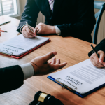 Hebron Costa Cruz de Oliveira destaca a importância do advogado especialista em contratos para garantir segurança e clareza nos negócios atuais.