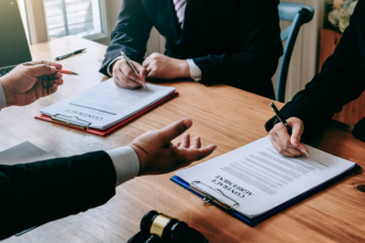 Hebron Costa Cruz de Oliveira destaca a importância do advogado especialista em contratos para garantir segurança e clareza nos negócios atuais.