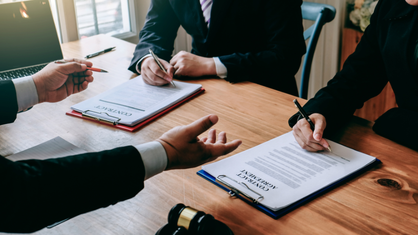 Hebron Costa Cruz de Oliveira destaca a importância do advogado especialista em contratos para garantir segurança e clareza nos negócios atuais.