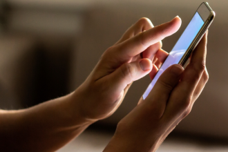 À luz da fé, Pe. Dr. José Eduardo de Oliveira e Silva alerta para os perigos do uso desordenado da tecnologia.