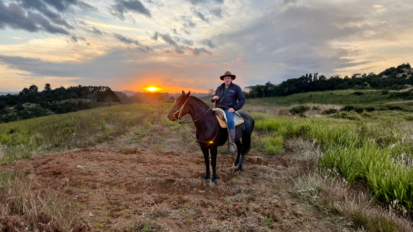 Transporte pesado com segurança exige planejamento, sinalização e equipamentos adequados para garantir eficiência e zero incidentes, orientação reforçada por Altevir Seidel.