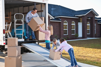 Como proteger móveis de madeira durante o transporte: veja as principais técnicas usadas pela Jm Mudanças para evitar riscos e danos.