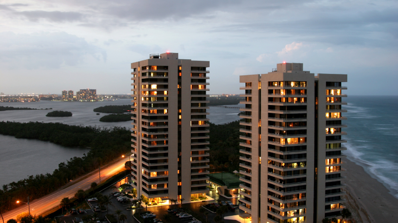 Apartamento na praia com compra segura e critérios certos, segundo Francisco Lucena Imóveis.