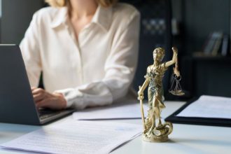 Inteligência artificial no Direito: como o uso de IA já alcança 77% dos profissionais jurídicos e transforma a prática da advocacia