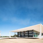 Edifício do Supremo Tribunal Federal, em Brasília, visto sob céu azul.