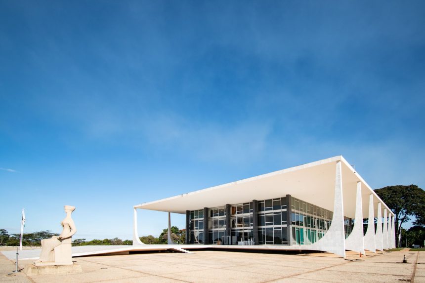 Edifício do Supremo Tribunal Federal, em Brasília, visto sob céu azul.