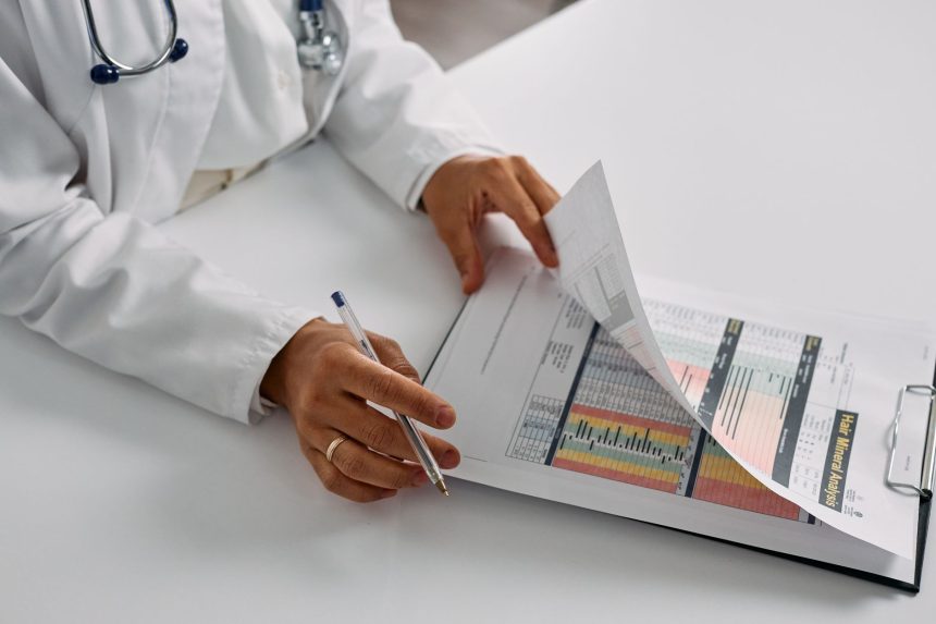 Profissional de saúde analisa relatórios de pacientes com uma prancheta em um consultório.