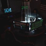Equipe trabalha diante de computadores em uma sala de operações de cibersegurança.