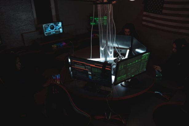 Equipe trabalha diante de computadores em uma sala de operações de cibersegurança.