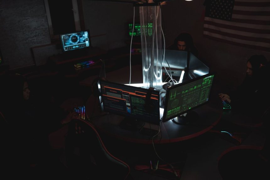 Equipe trabalha diante de computadores em uma sala de operações de cibersegurança.