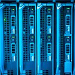 Racks de servidores iluminados em azul dentro de um datacenter.