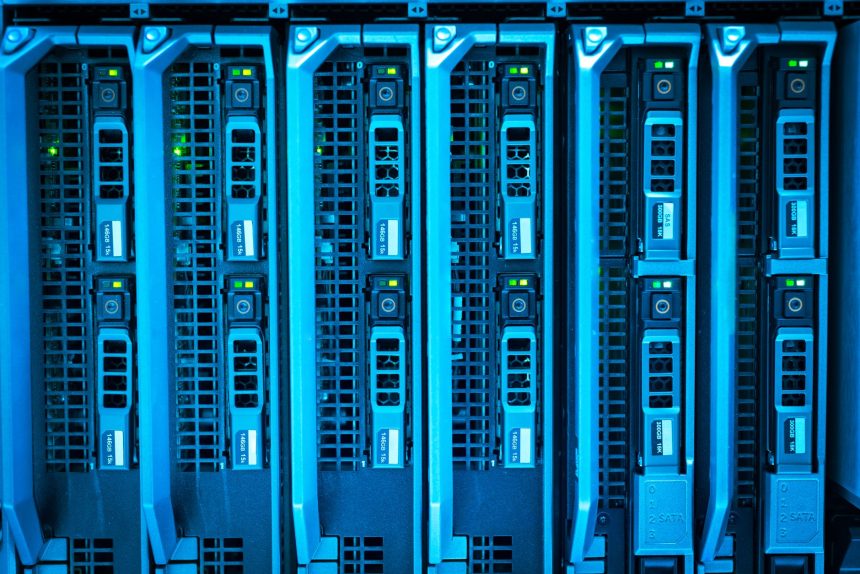 Racks de servidores iluminados em azul dentro de um datacenter.