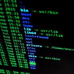 Tela de computador exibindo linhas de código coloridas, em referência a comandos ocultos e segurança digital.
