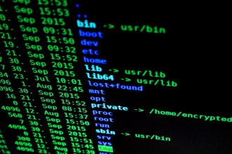 Tela de computador exibindo linhas de código coloridas, em referência a comandos ocultos e segurança digital.