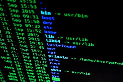 Tela de computador exibindo linhas de código coloridas, em referência a comandos ocultos e segurança digital.
